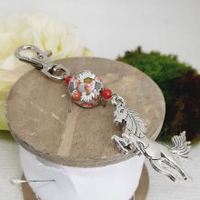 silver nyckelring med häst hänge och vacker handgjord röd och vit pärla och färgad rosa och grön designer pärla