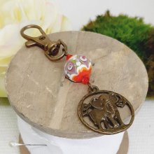 nyckelring hängande elefant bronsfärg och vacker handgjord spun glaspärla