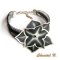 Svart bandarmband med paljetter och en handmålad svart och silverfärgad silkesblomma.
