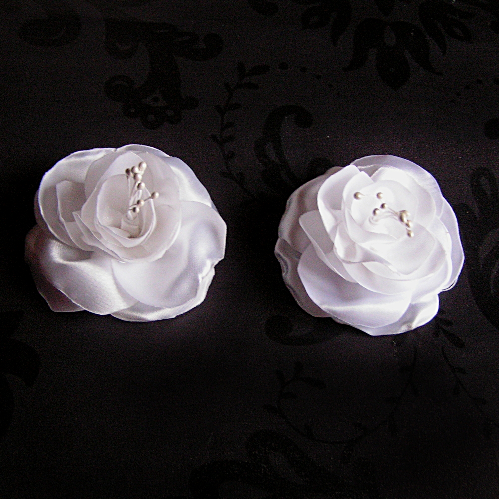 bröllops hårband vit satin spets blommor fjädrar