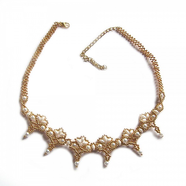 Collier tissé main en perles nacrées et perles dorées.