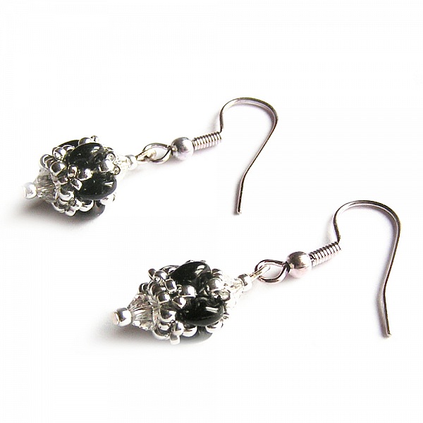 armband kristall swarovski glasp&auml;rlor svart gl&auml;nsande och silver v&auml;vda