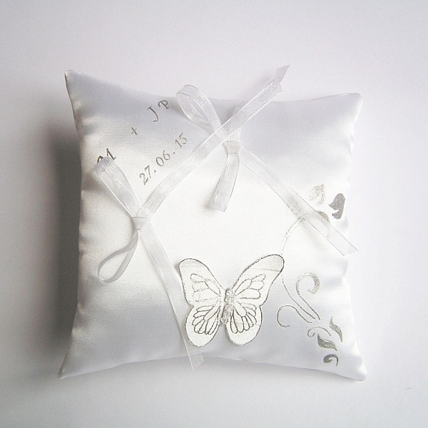 Coussin d'alliances blanc personnalisé avec papillon et rubans.