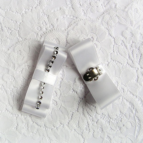 Coussin d'alliances blanc personnalisé avec papillon et rubans.