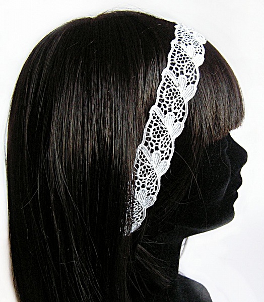 Coussin d'alliances blanc personnalisé avec papillon et rubans.