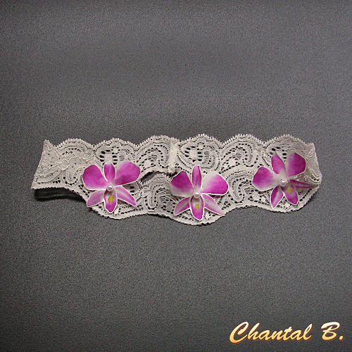 Orkidéarmband som kan anpassas till ett vit guipure spets hårband och dess rosa silkesorkidébröllopsblomma.