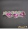 Orkidéarmband som kan anpassas till ett vit guipure spets hårband och dess rosa silkesorkidébröllopsblomma.