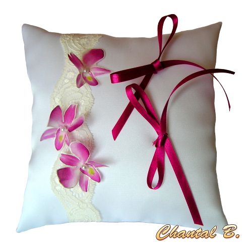 Orkidéarmband som kan anpassas till ett vit guipure spets hårband och dess rosa silkesorkidébröllopsblomma.