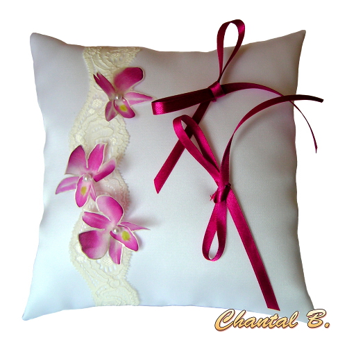 Orkidéarmband som kan anpassas till ett vit guipure spets hårband och dess rosa silkesorkidébröllopsblomma.