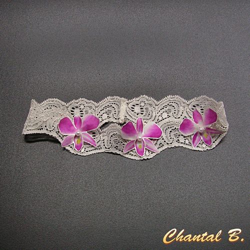 Orkidéarmband som kan anpassas till ett vit guipure spets hårband och dess rosa silkesorkidébröllopsblomma.