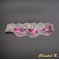 Orkidéarmband som kan anpassas till ett vit guipure spets hårband och dess rosa silkesorkidébröllopsblomma.