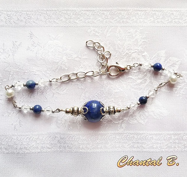 Bracelet en lapis-lazuli, perles nacrées et cristaux Swarovski argentés.