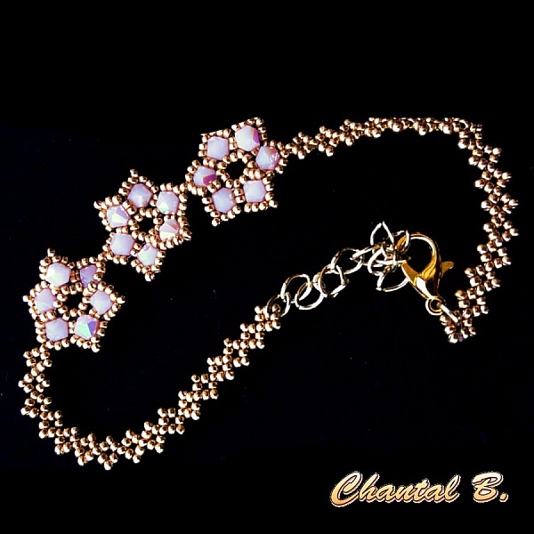 armband f&ouml;r brud med rosa v&auml;vda p&auml;rlor och guld