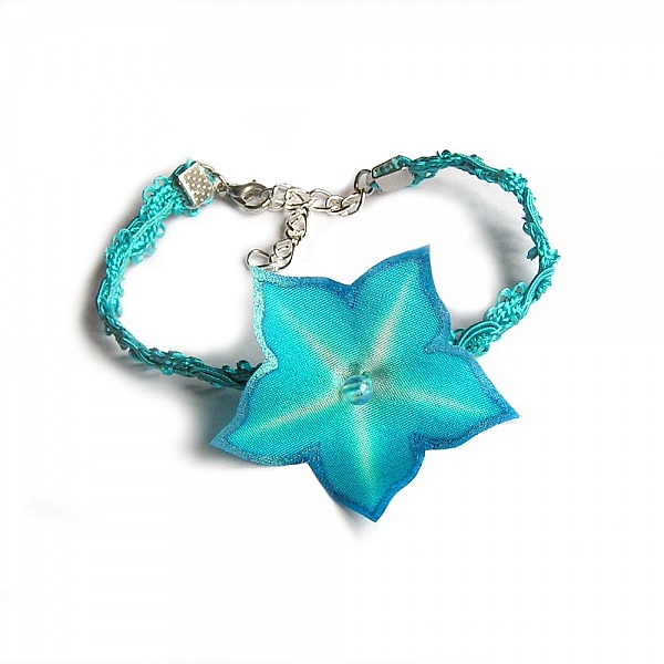 klipp br&ouml;llopsskor vit satin b&aring;ge och bl&aring; spets turkos tillbeh&ouml;r ceremoni kv&auml;ll chic