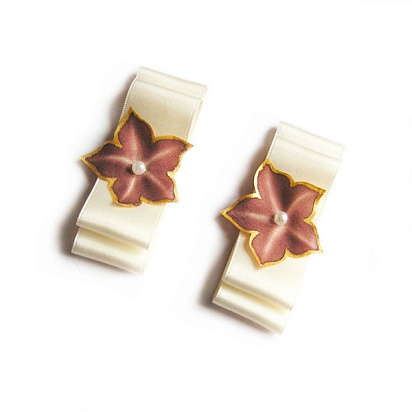 klipp skor satin b&aring;ge elfenben brud och silke blomma choklad br&ouml;llop