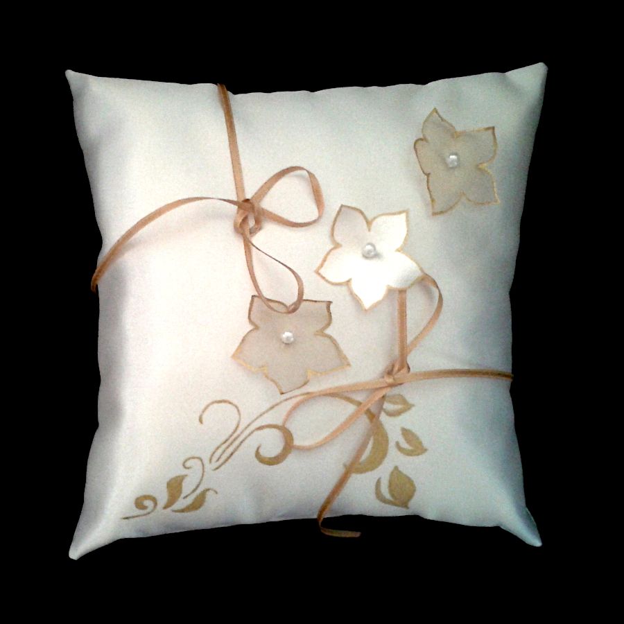 Bröllopsringkudde elfenben arabesque guld blommor satin och organza