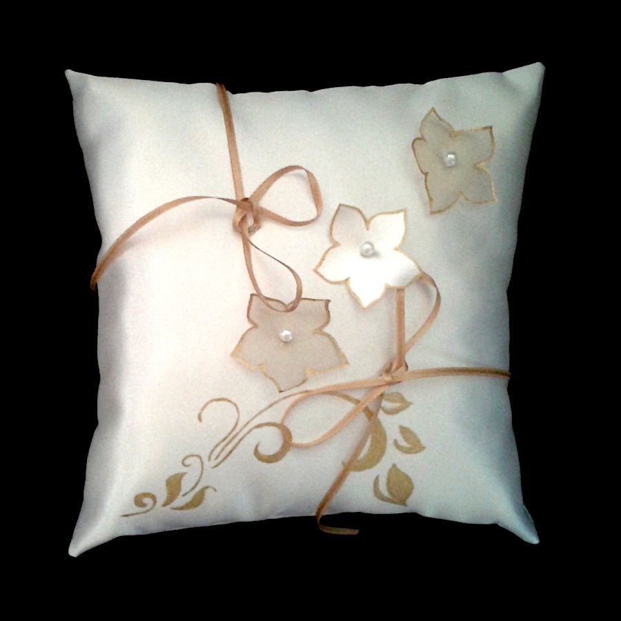 Bröllopsringkudde elfenben arabesque guld blommor satin och organza