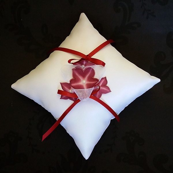 vit spets och organza strumpeband med r&ouml;da blommor