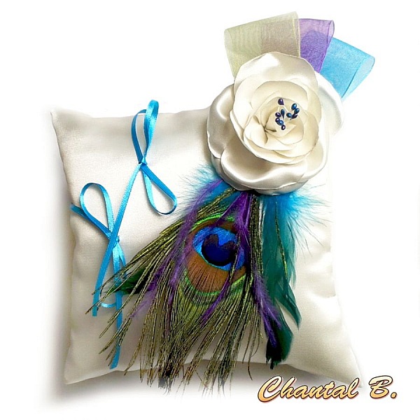 br&ouml;llop strumpeband elfenben p&aring;f&aring;gel fj&auml;der och satin blomma