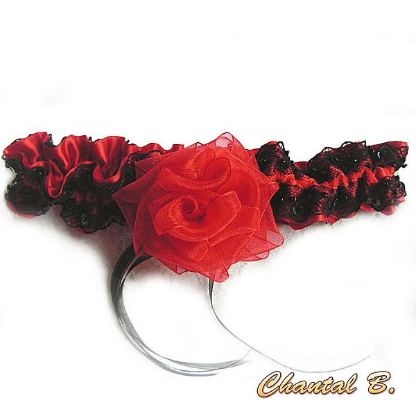 jarreti&egrave;re mariage originale satin rouge dentelle noire fleur rouge th&egrave;me Paris cabaret