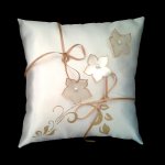 Bröllopsringkudde elfenben arabesque guld blommor satin och organza