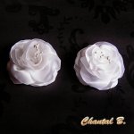 klipp bröllopsskor vit satin blomma och vita pistiller tillbehör bröllopsceremoni kväll