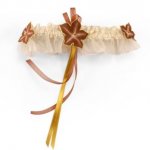 Ivory spets bröllop strumpeband med choklad och guld silkesblommor
