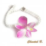 Orkidéarmband som kan anpassas till ett vit guipure spets hårband och dess rosa silkesorkidébröllopsblomma.