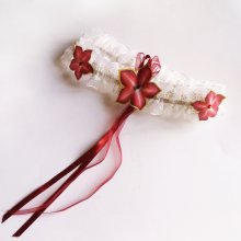 vit spets och organza strumpeband med röda blommor