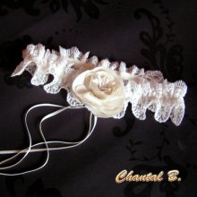 scalloped spets bröllop strumpeband elfenben satin blomma med elfenben pistiller och band