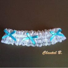 vit och blå bröllopsstrumpa med vit spets och strass blå satinbågar Celeste vintage romantisk