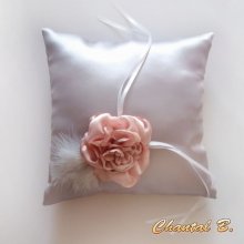 bröllopsringkudde i grå satin med laxblommor i chiffong