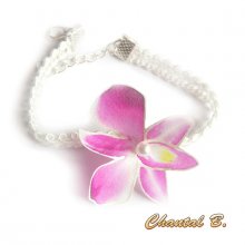 Orkidéarmband som kan anpassas till ett vit guipure spets hårband och dess rosa silkesorkidébröllopsblomma.