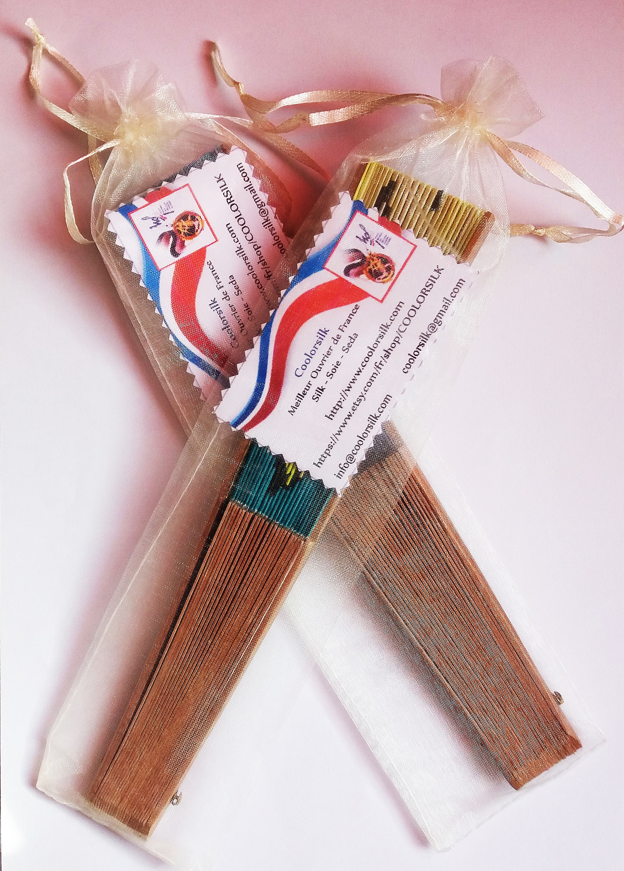 Bois ajour&eacute; et coton peint &agrave; la main