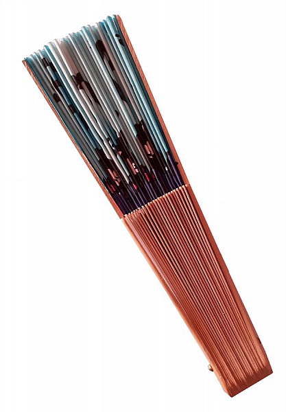  Eventail en soie dessin&eacute; et peint &agrave; la main et bois sycomore "Charmeurs"