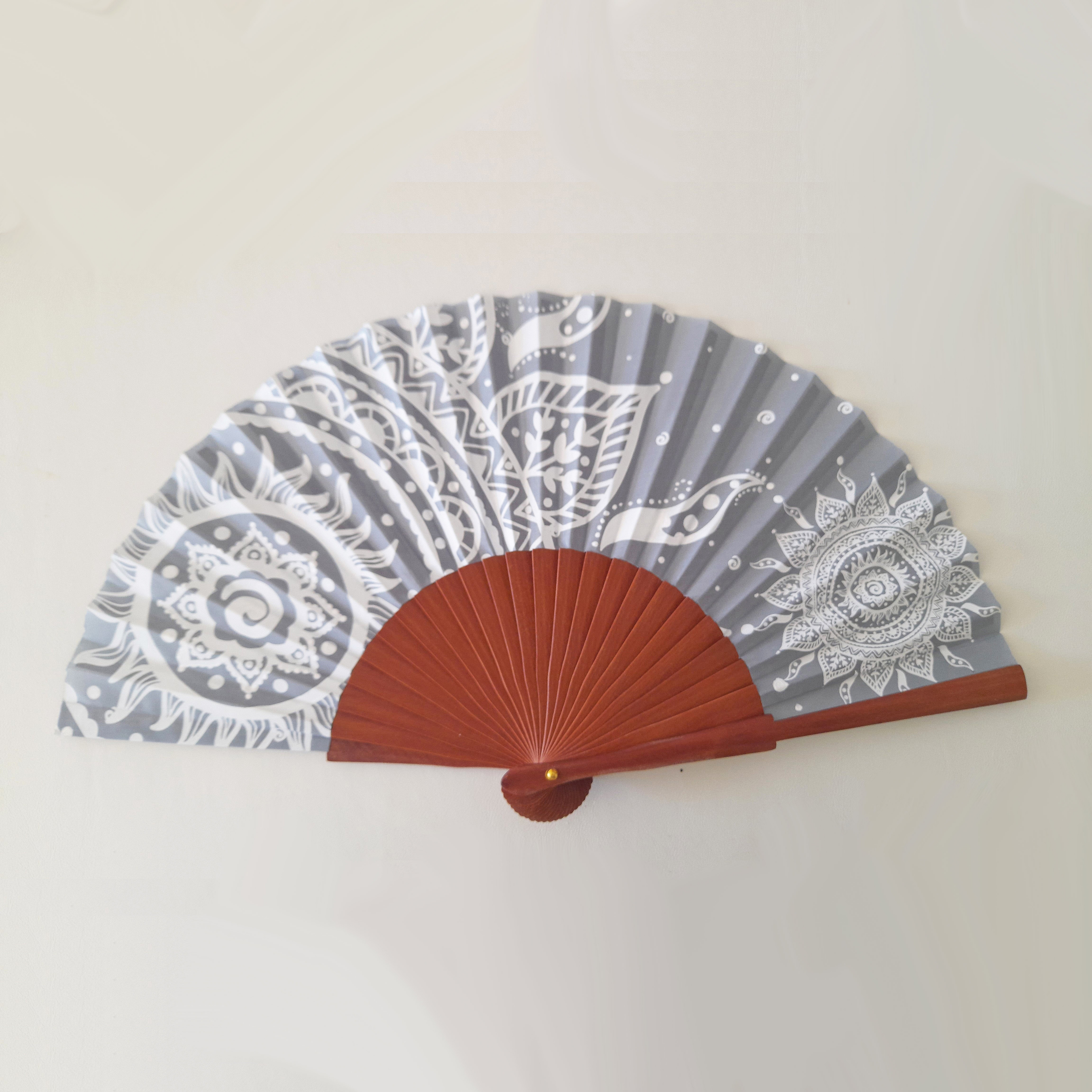 Éventail en coton gris peint à la main, motif mandala.