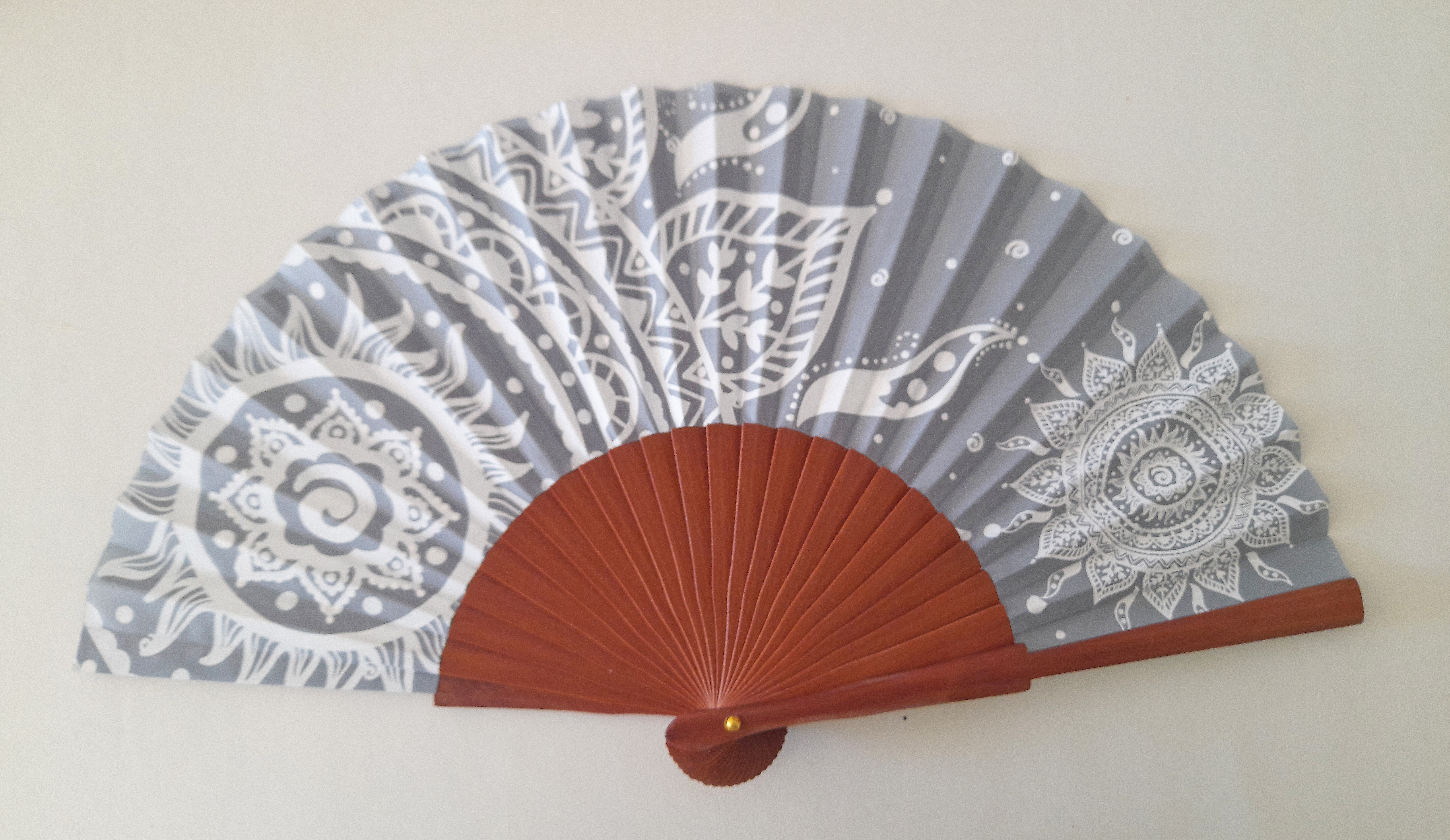 Éventail en coton gris peint à la main motif mandala.