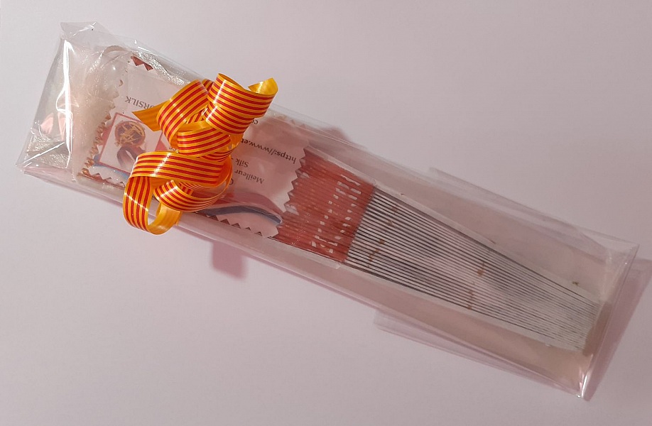 Handritad och m&aring;lad satinfl&auml;kt "Liberty".