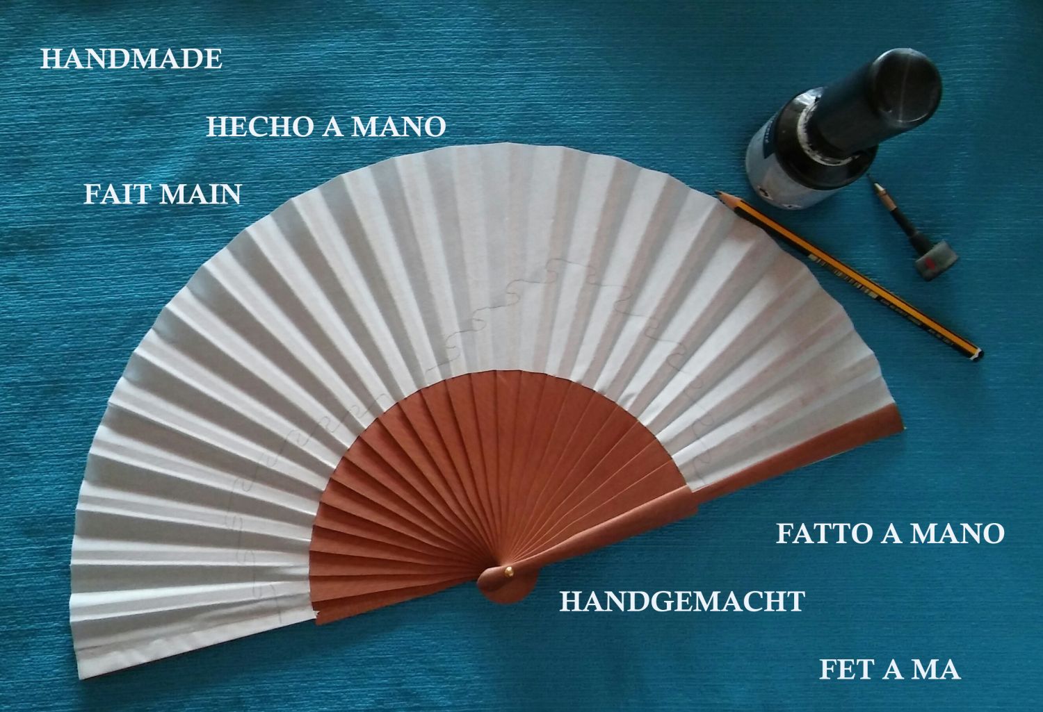 Handritad och målad satinfläkt "Japanese Spring".