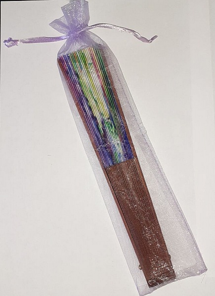 Eventail en satin dessin&eacute; et peint &agrave; la main 