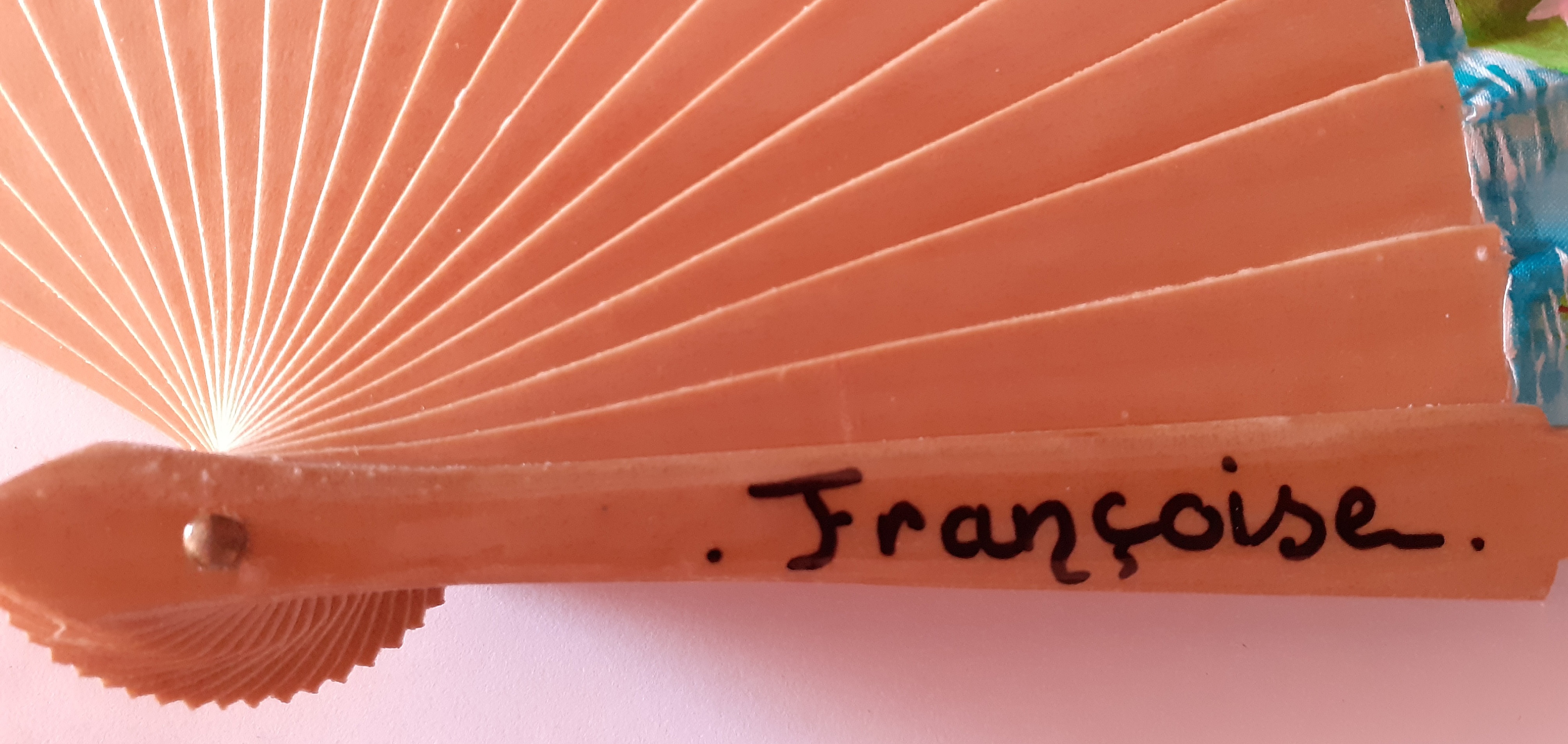 Éventail en soie peint main avec signature personnalisée Françoise.