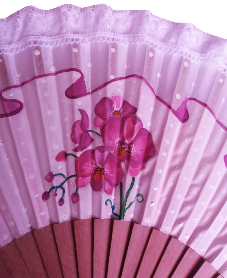 En fantastisk handritad och handmålad fläkt, anpassad med "L'orchidée"-spets.