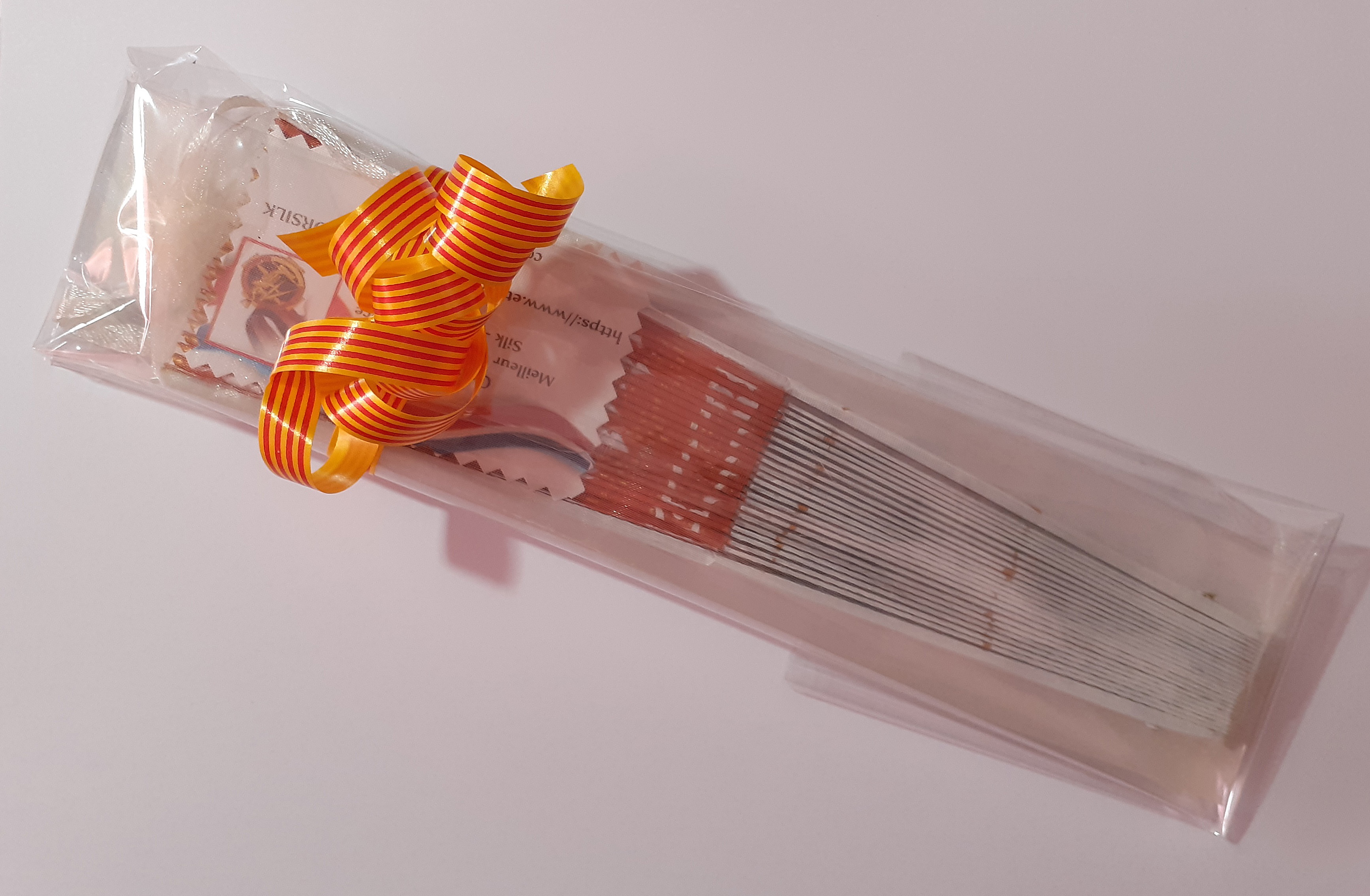 Eventail en satin dessin&eacute; et peint &agrave; la main 