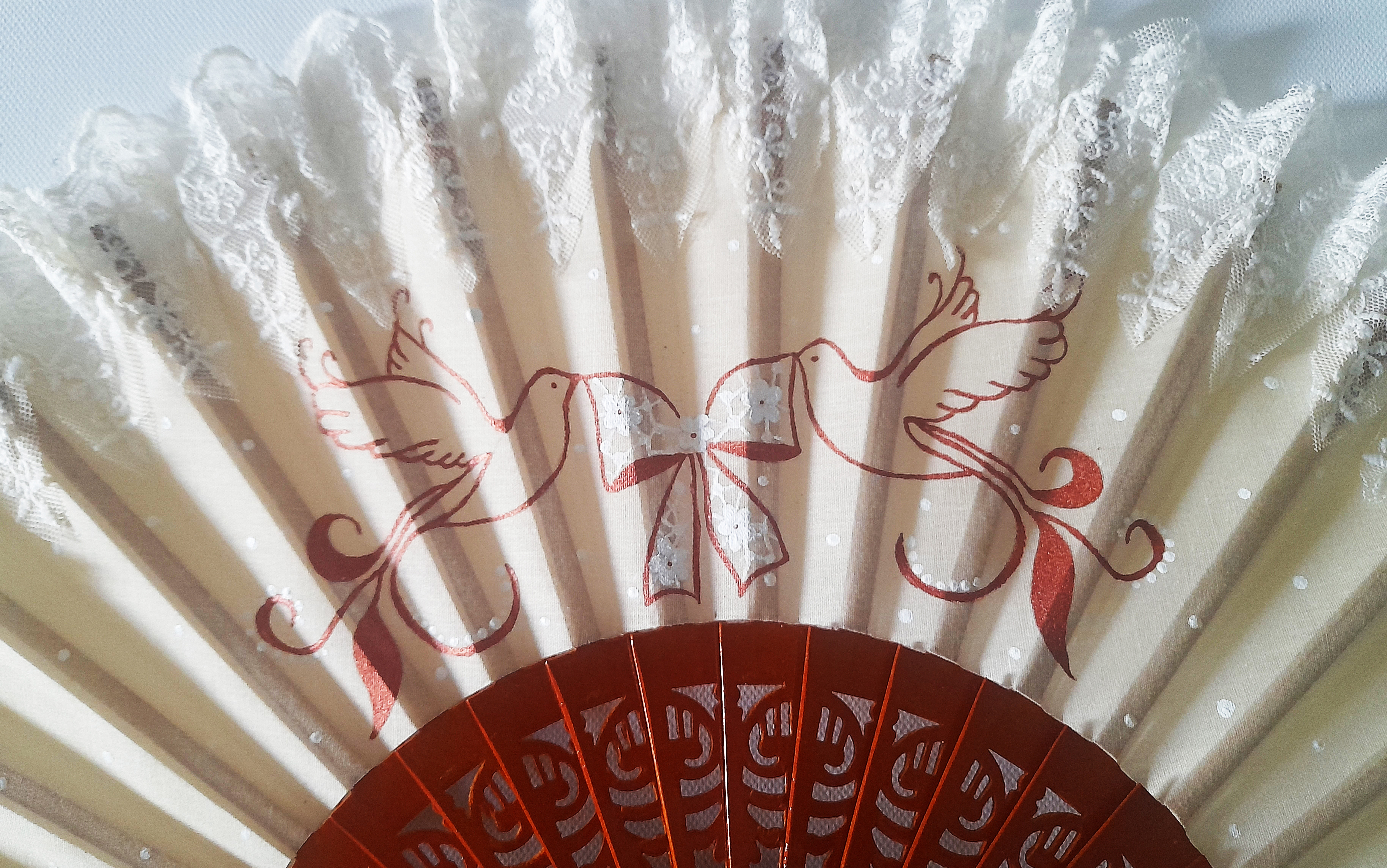 Éventail artisanal en dentelle avec motif oiseaux peint main.