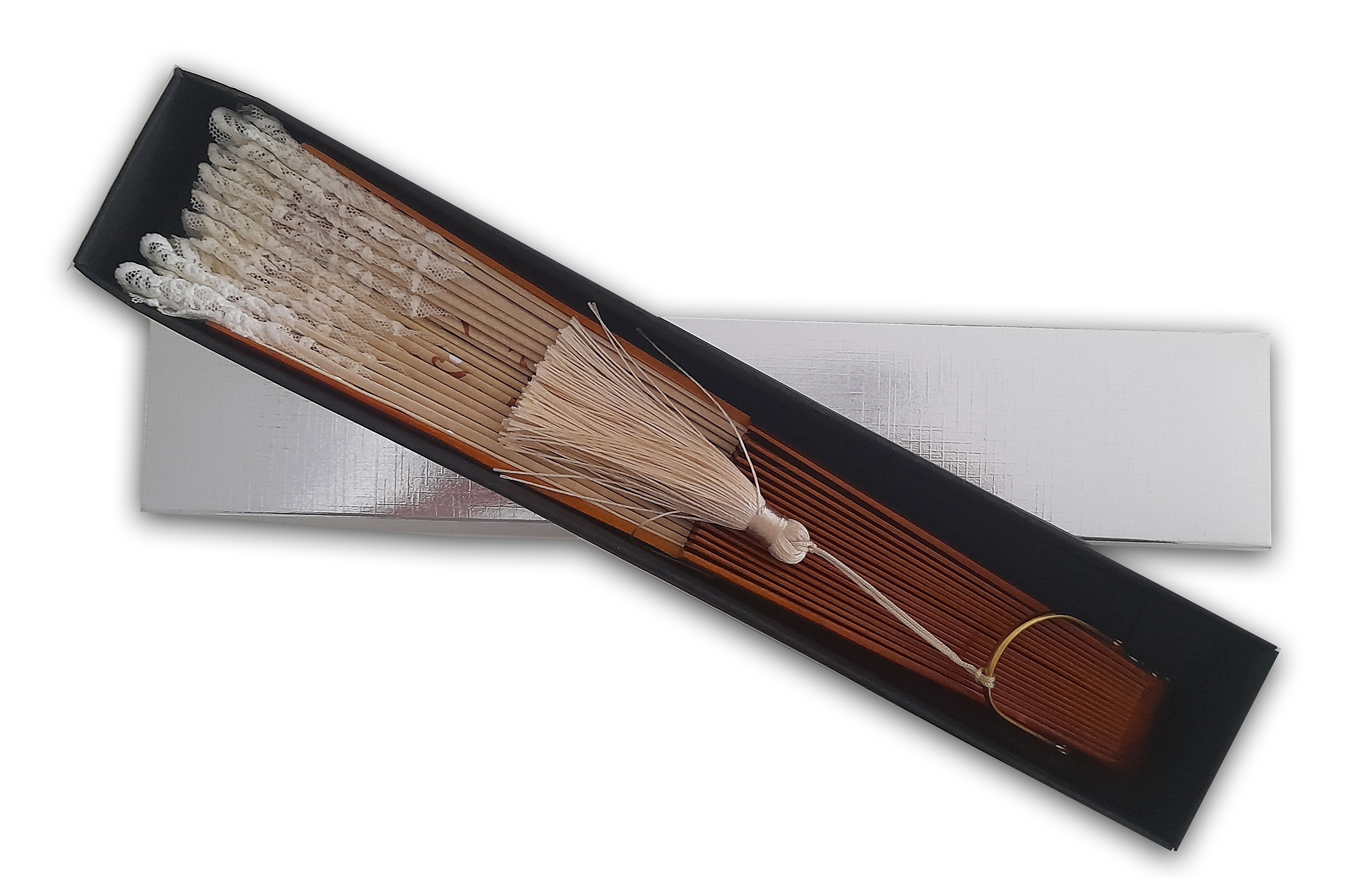 Éventail artisanal en dentelle et bois dans son coffret.