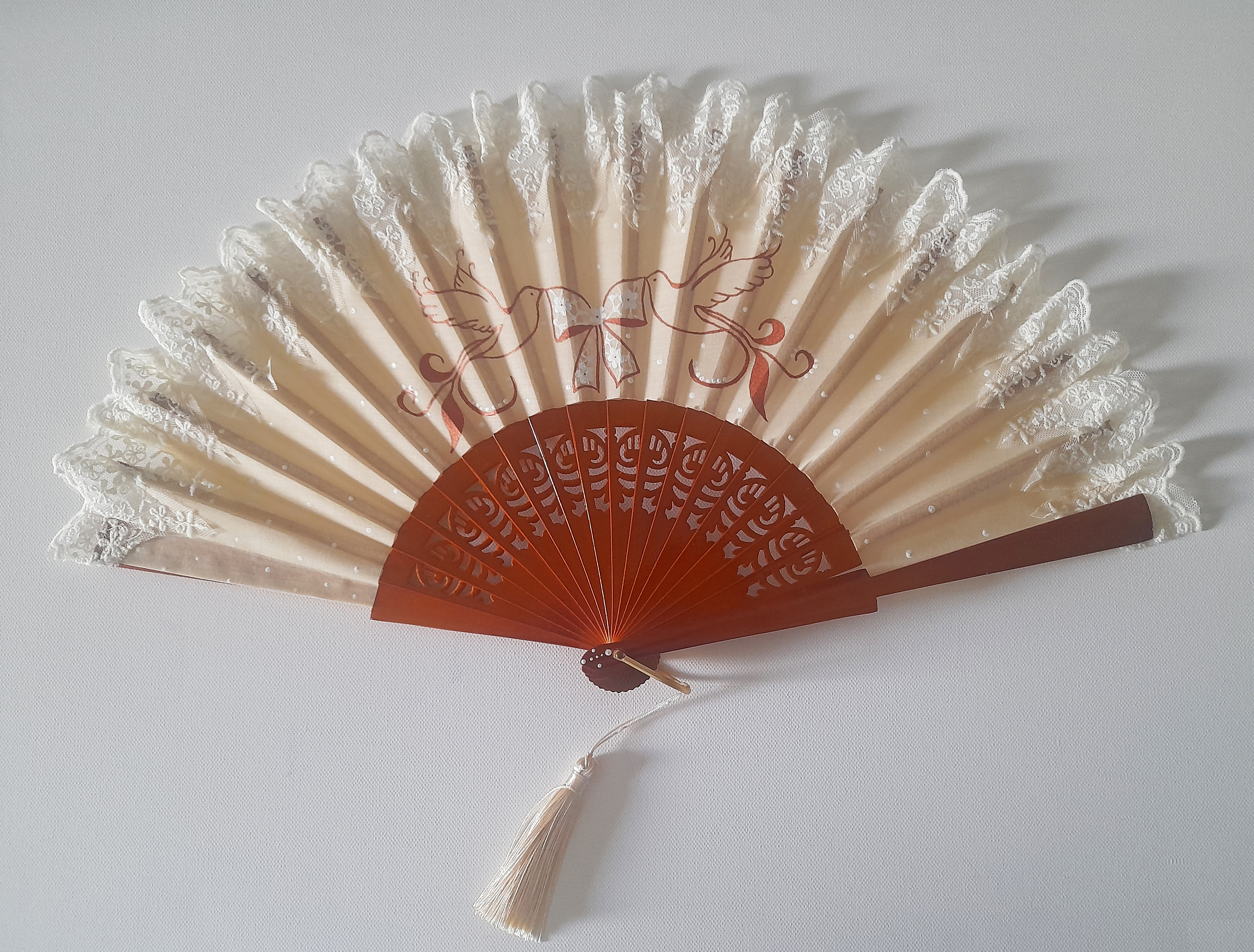 Éventail artisanal en dentelle et bois sculpté peint main.