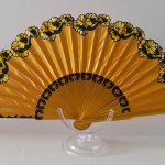 Handritad och målad satinfläkt 'Flamenco'.