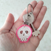 Nyckelring 'Skull and crossbones' Vit och rosa