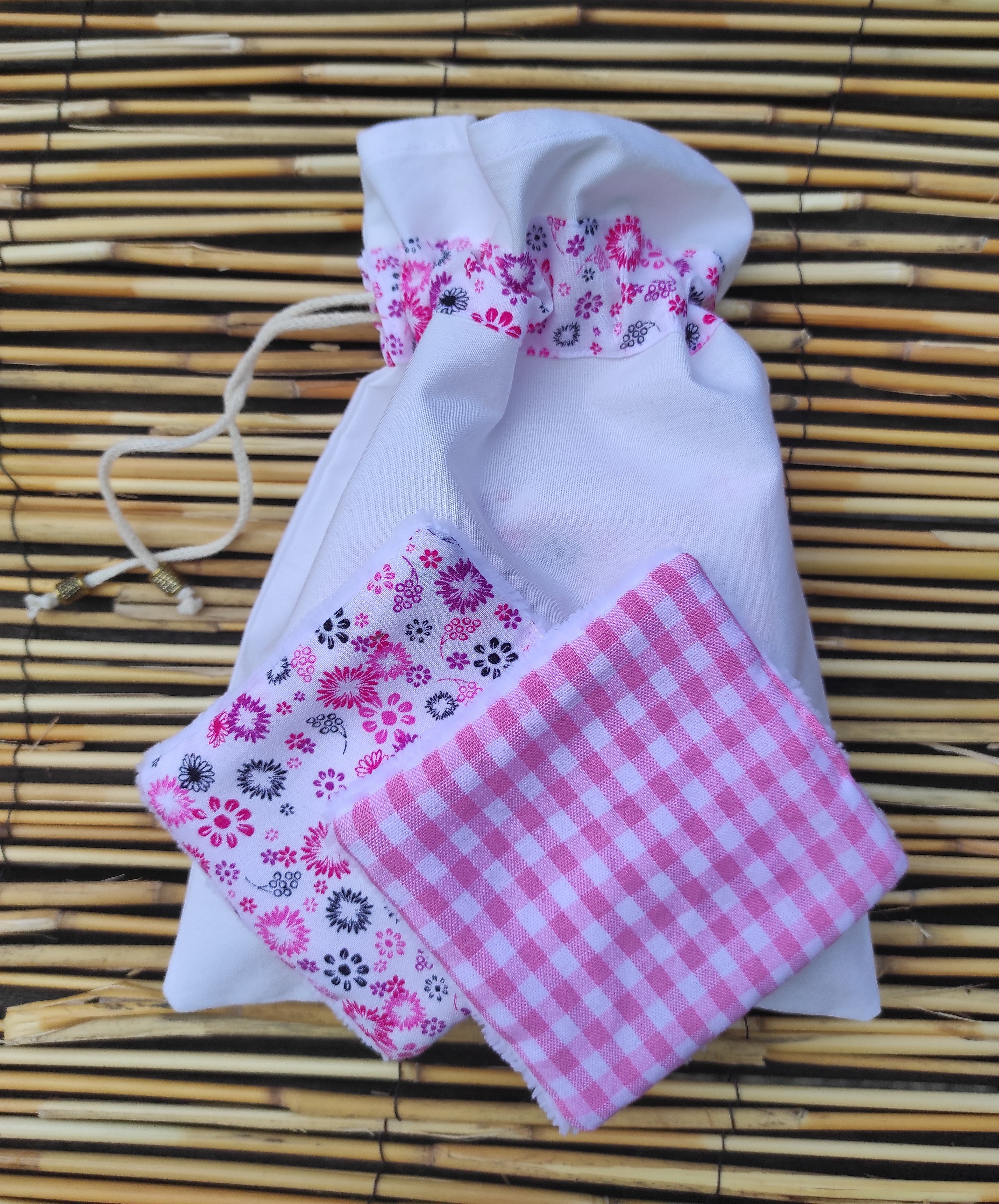 Lingettes d&eacute;maquillantes lavables en coton bambou et tissu coton imprim&eacute; avec sa pochette de rangement coordonn&eacute;e.