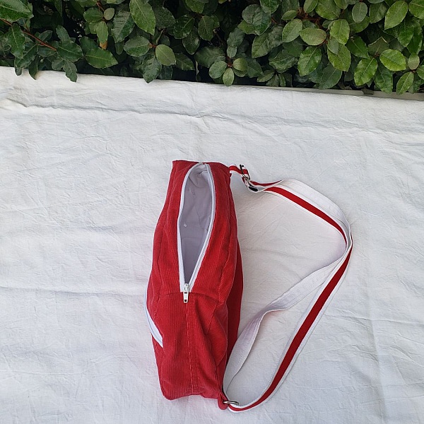 Sac banane r&eacute;invent&eacute;, design unique, en tissu velours fines c&ocirc;tes